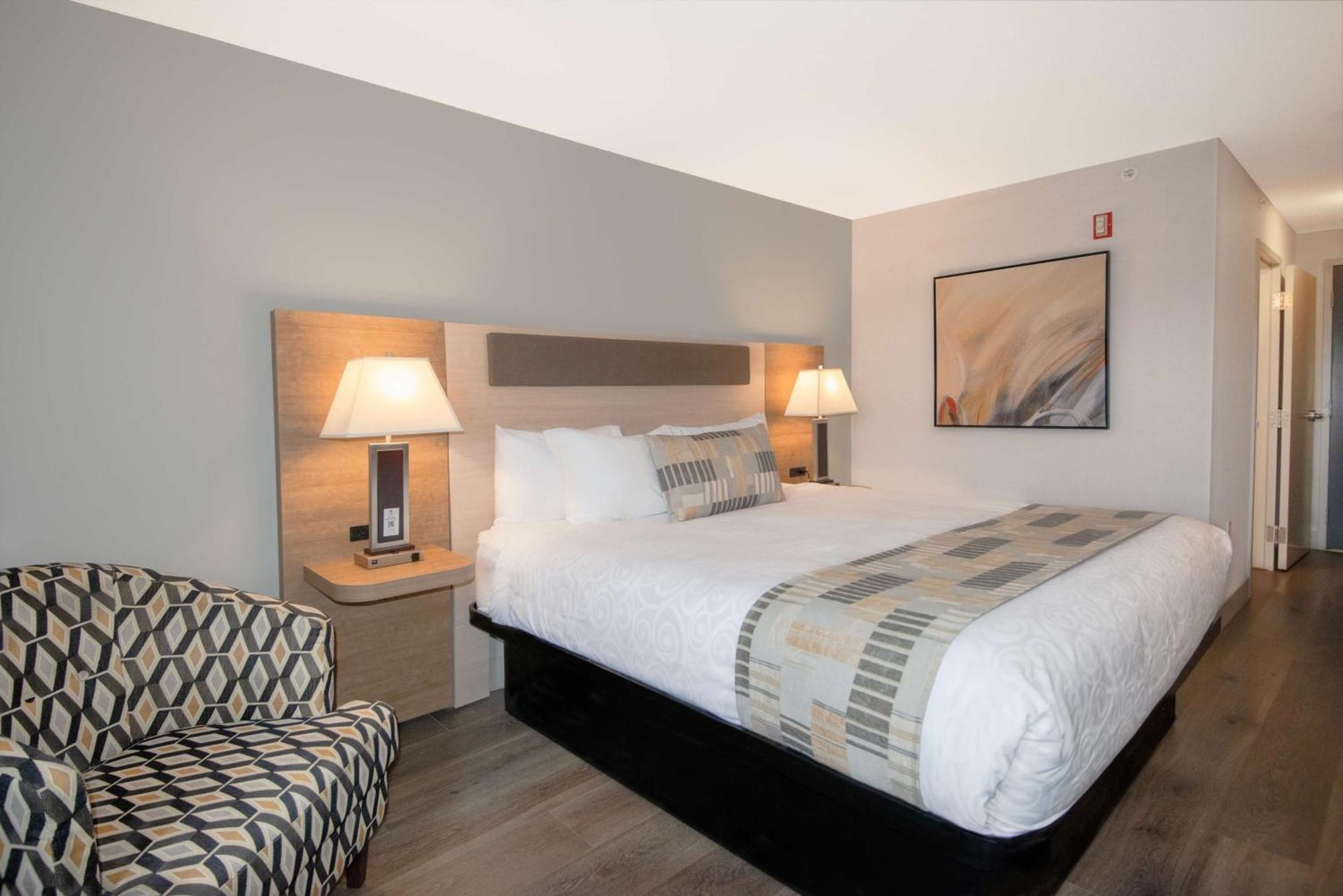Coast Abbotsford Hotel & Suites Exterior photo