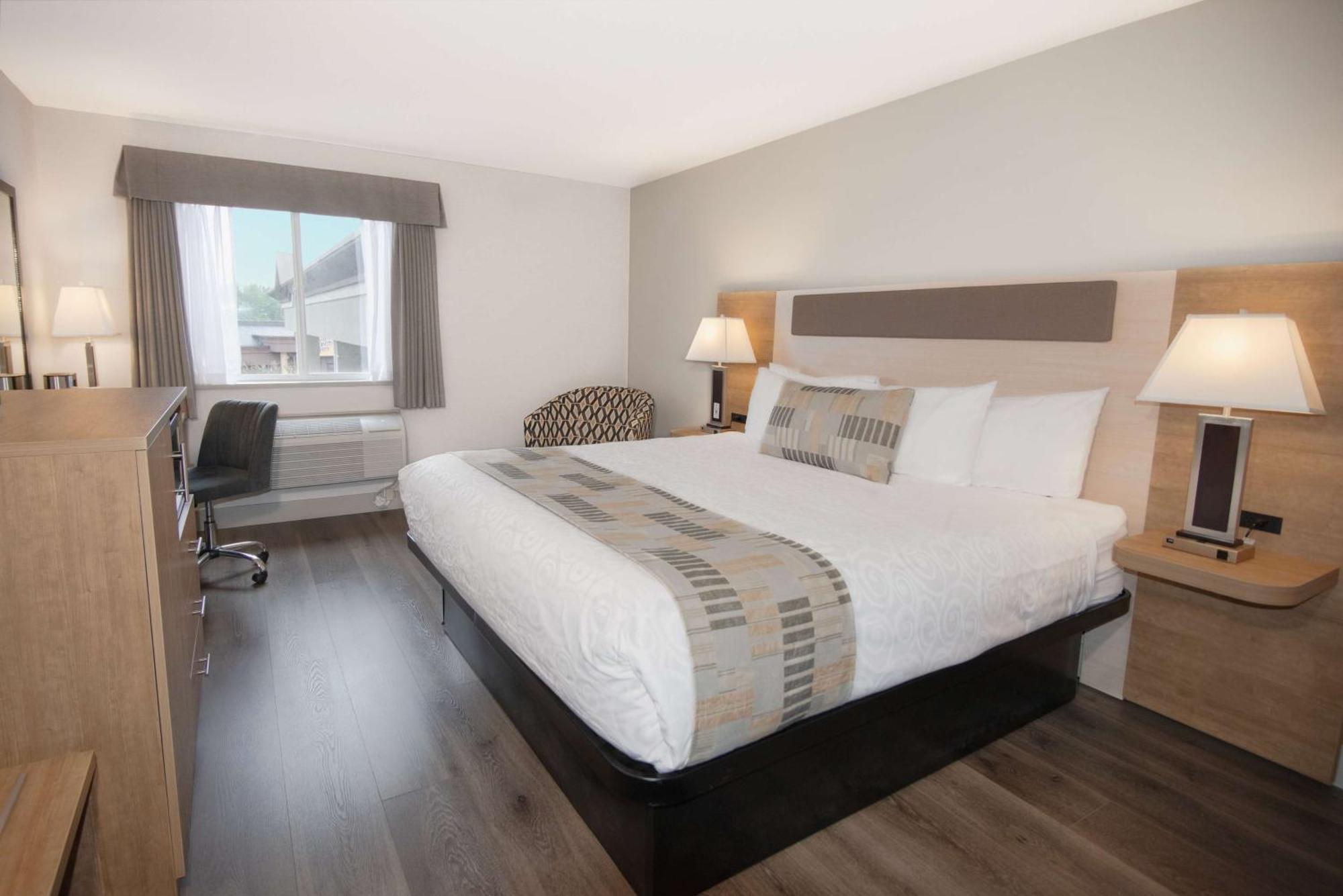 Coast Abbotsford Hotel & Suites Exterior photo